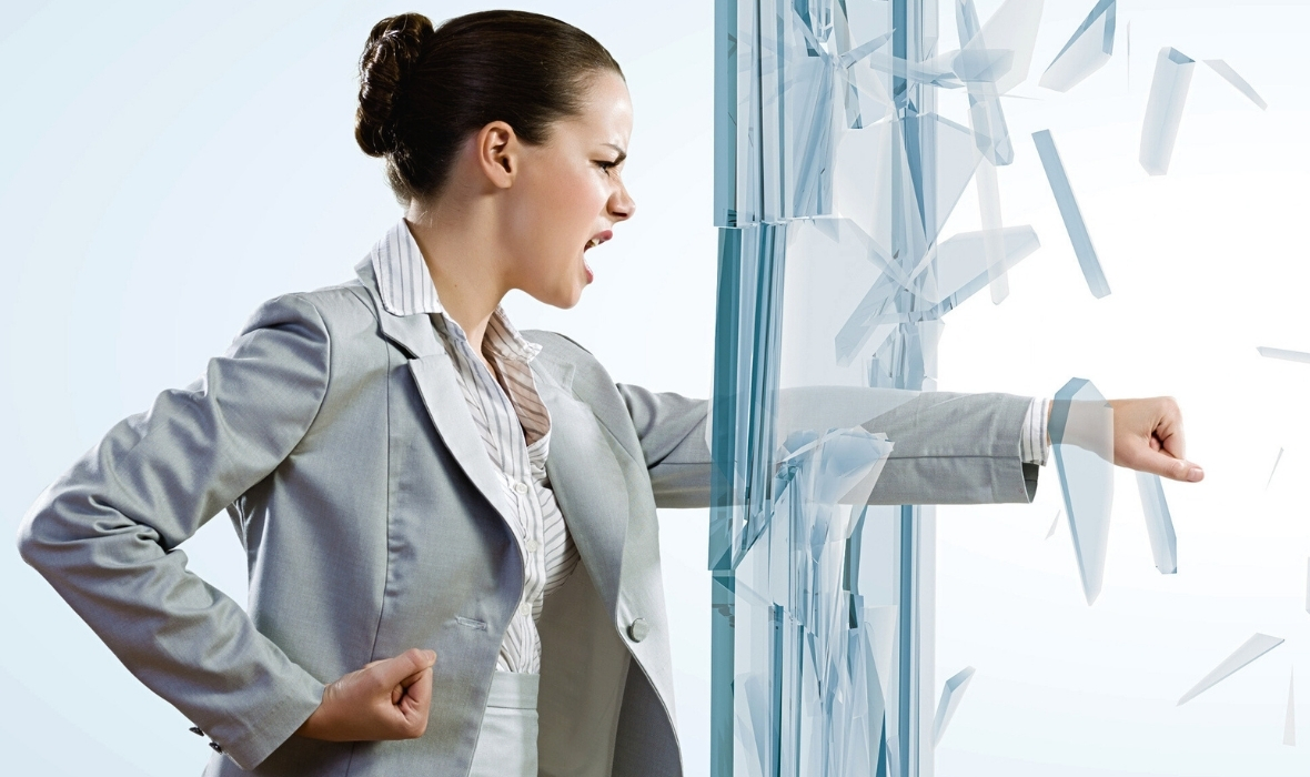 Lady durchschlägt Scheibe Lady durchschlägt Glasscheibe mit ihrer Faust