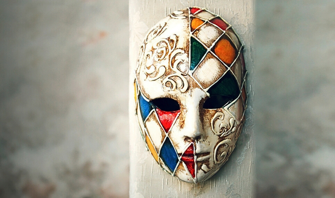 Maske hängt an einem Pfahl